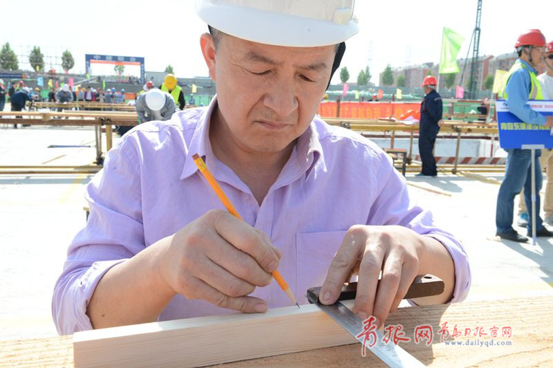 比速度拼質(zhì)量！青島農(nóng)民工建筑技能大比拼(圖1)