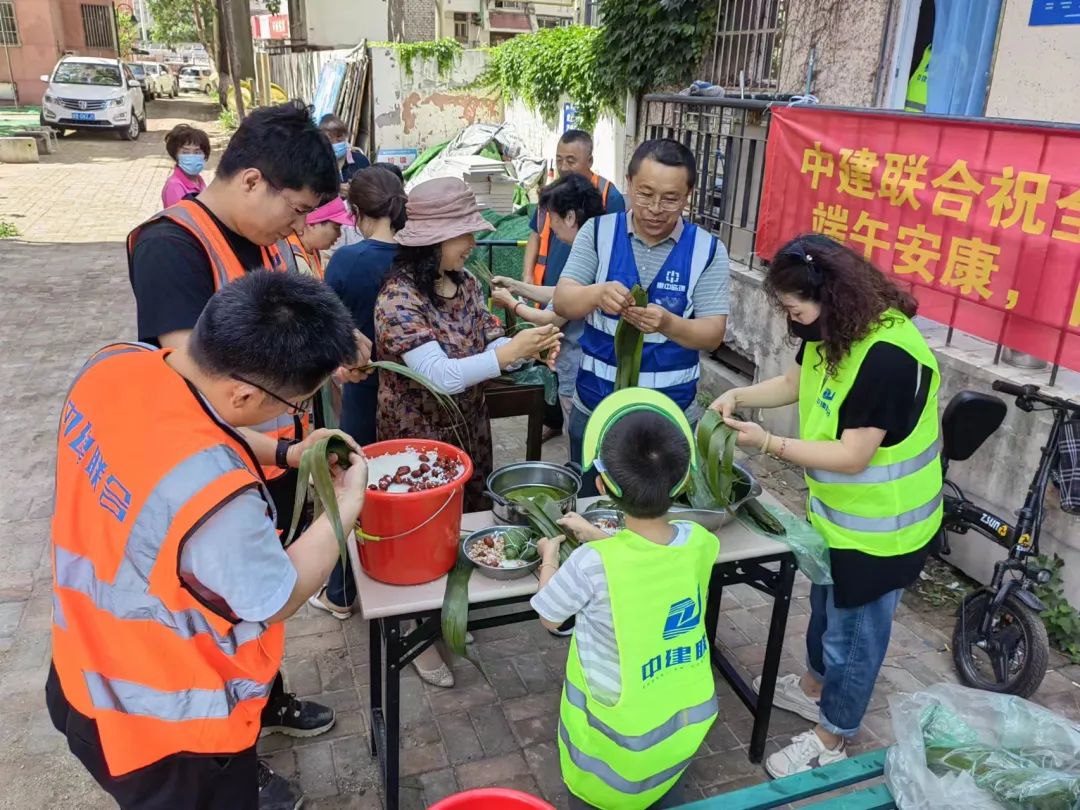 心系基層，情暖端午|中建聯(lián)合組織市南區(qū)金湖路街道項(xiàng)目人員在工地現(xiàn)場(chǎng)包粽子、慶端午(圖1)