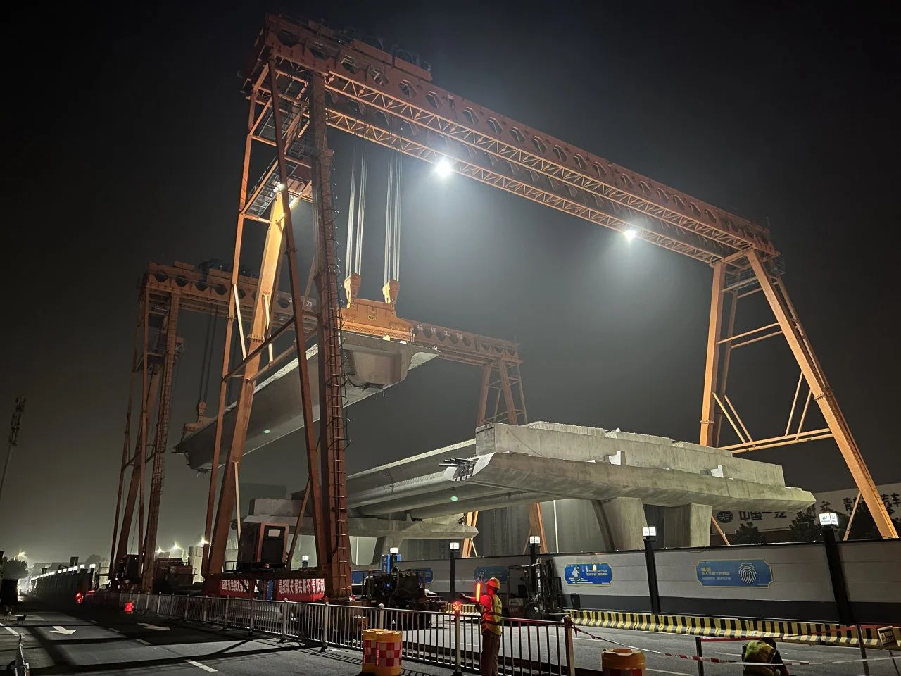 重慶路快速路項目7標段“同標雙跨”預(yù)制箱梁完成精準落位(圖2)